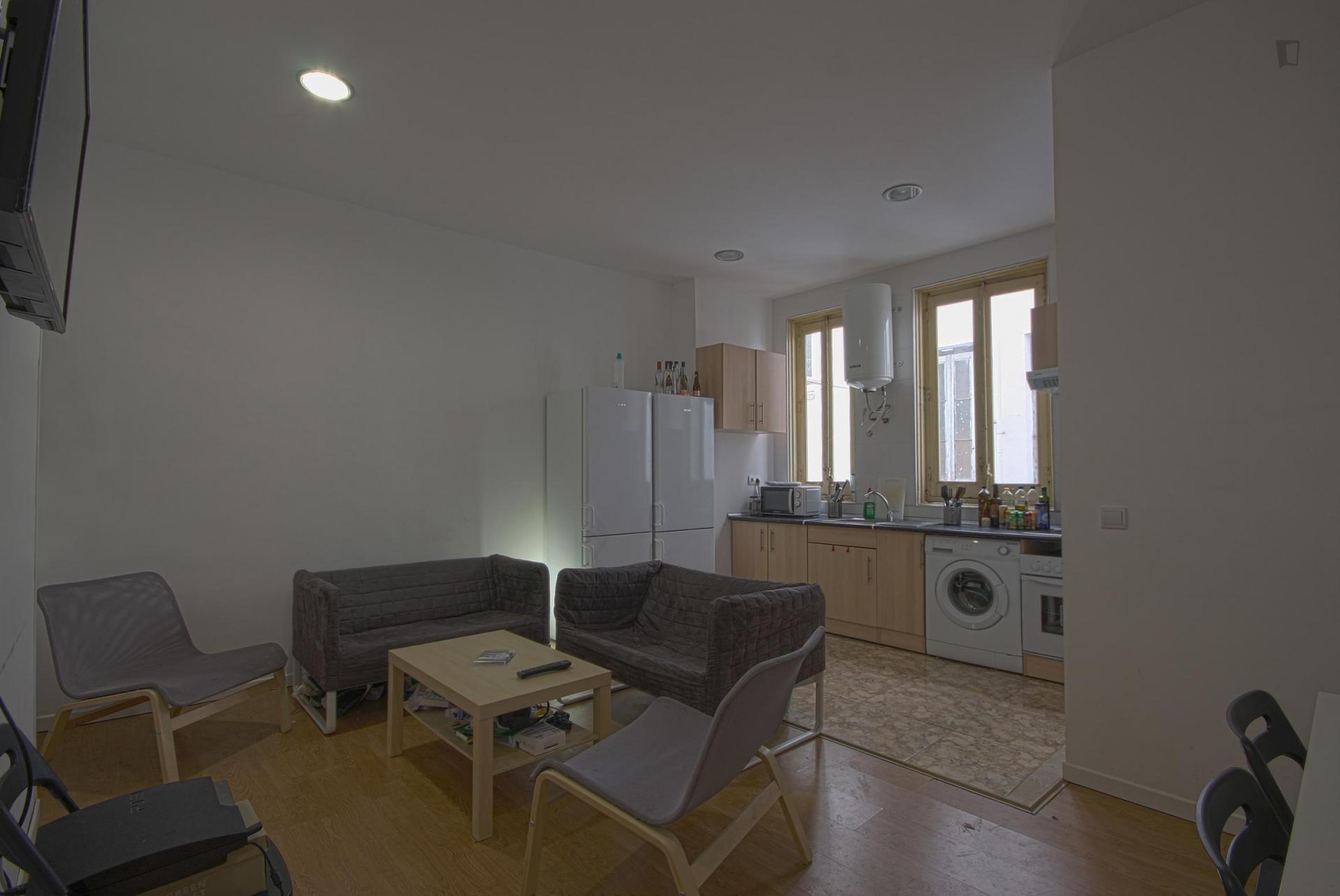 Double bedroom in inviting 11-bedroom apartment in beautiful Opera