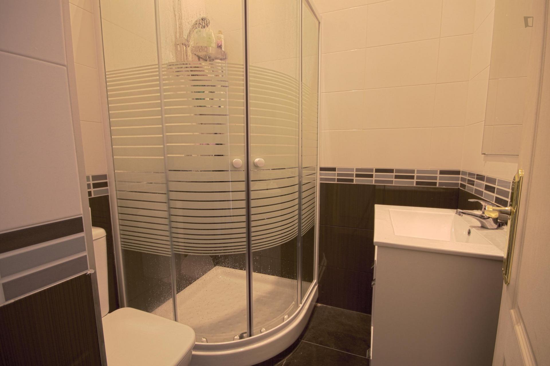 Double bedroom in inviting 11-bedroom apartment in beautiful Opera