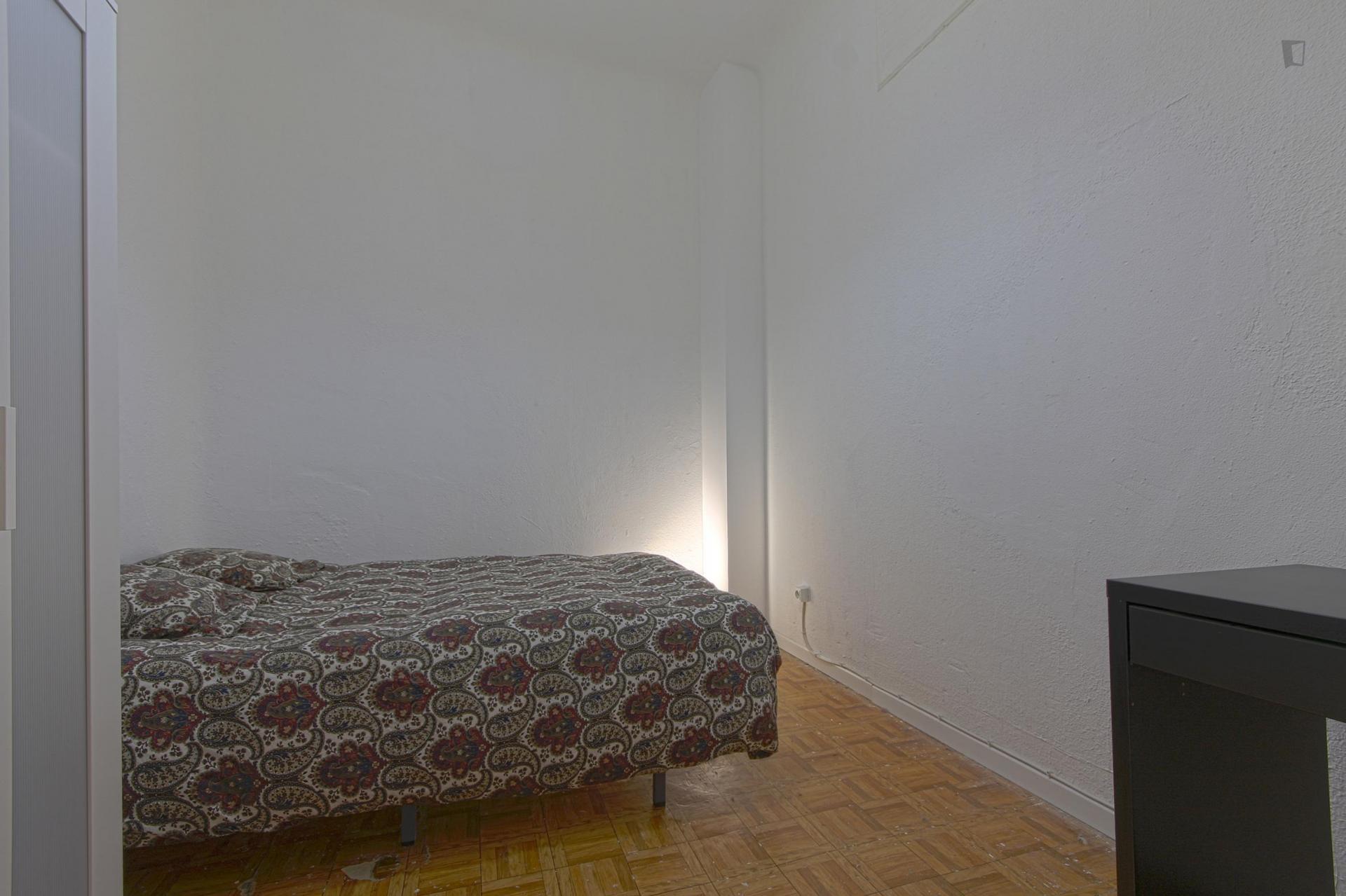 Double bedroom in inviting 11-bedroom apartment in beautiful Opera