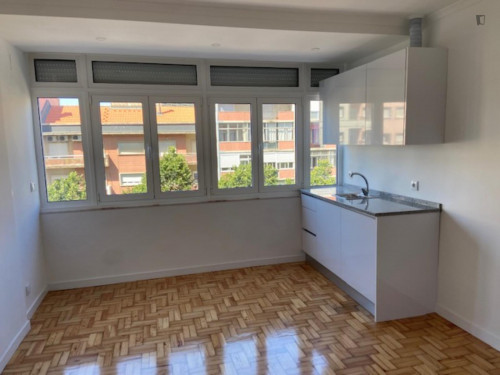 Nice studio next to Praça de Espanha metro station