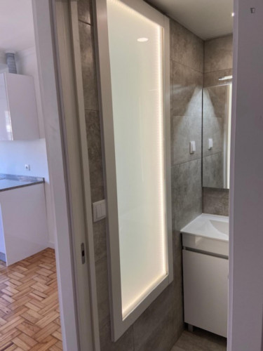 Nice studio next to Praça de Espanha metro station