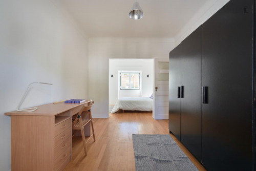 Inviting double bedroom close to Faculdade de Arquitetura