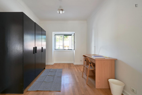 Inviting double bedroom close to Faculdade de Arquitetura