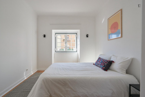 Inviting double bedroom close to Faculdade de Arquitetura