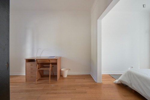 Inviting double bedroom close to Faculdade de Arquitetura