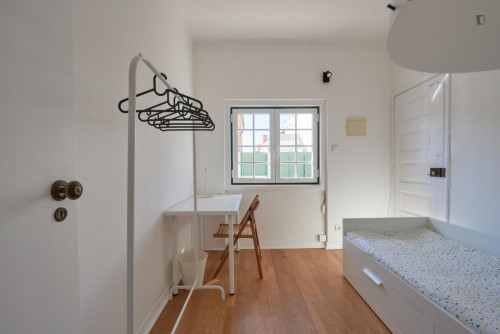 Welcoming single bedroom near Faculdade de Medicina Veterinária