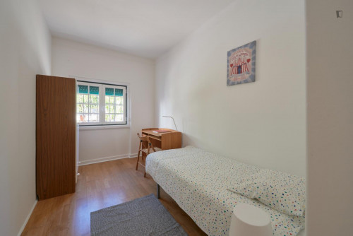 Neat single bedroom in a 5-bedroom flat, near Instituto Superior de Agronomia