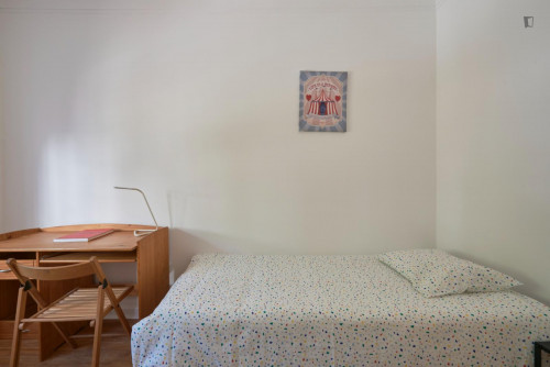 Neat single bedroom in a 5-bedroom flat, near Instituto Superior de Agronomia