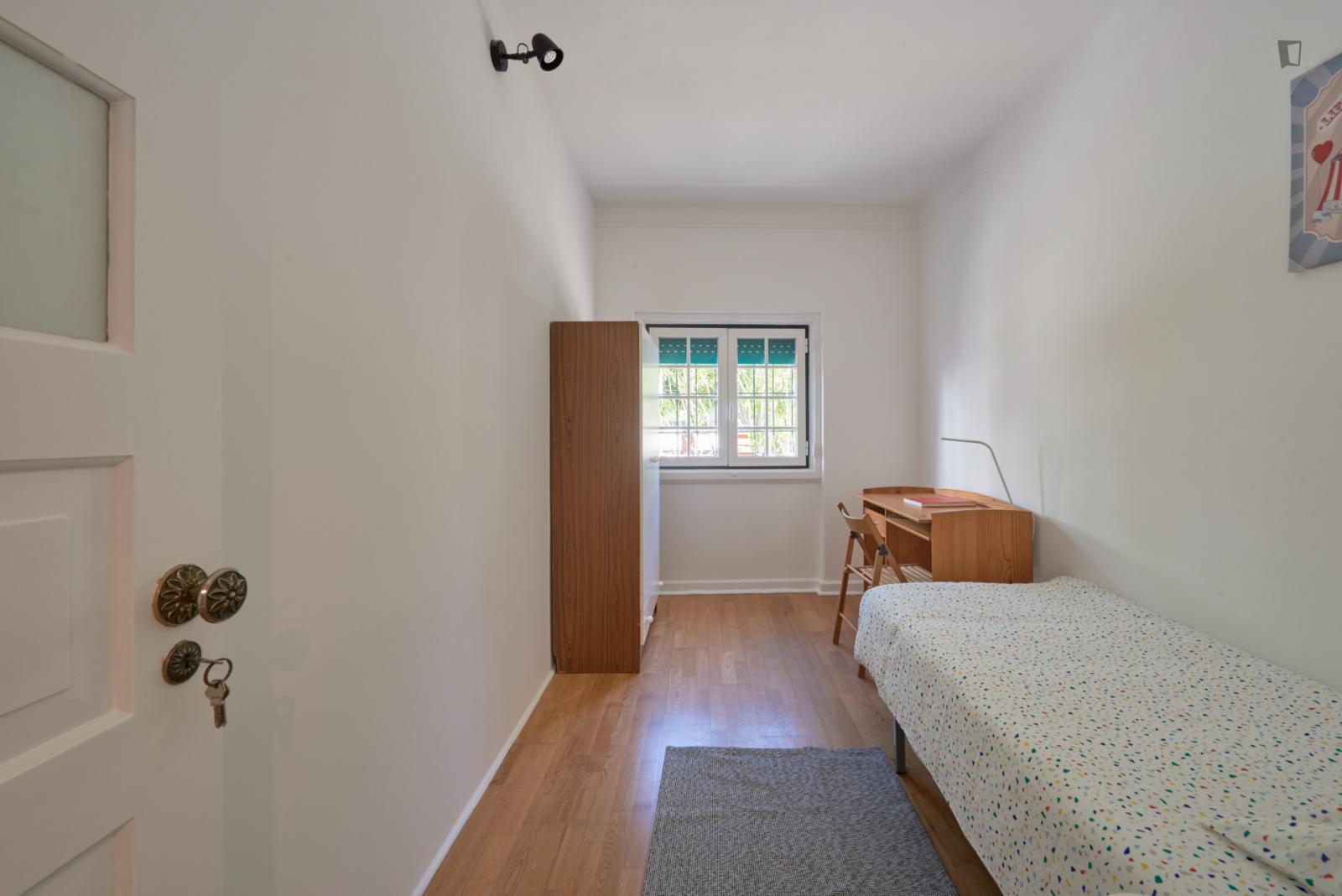 Neat Single Bedroom In A 5-Bedroom Flat, Near Instituto Superior De Agronomia - 1