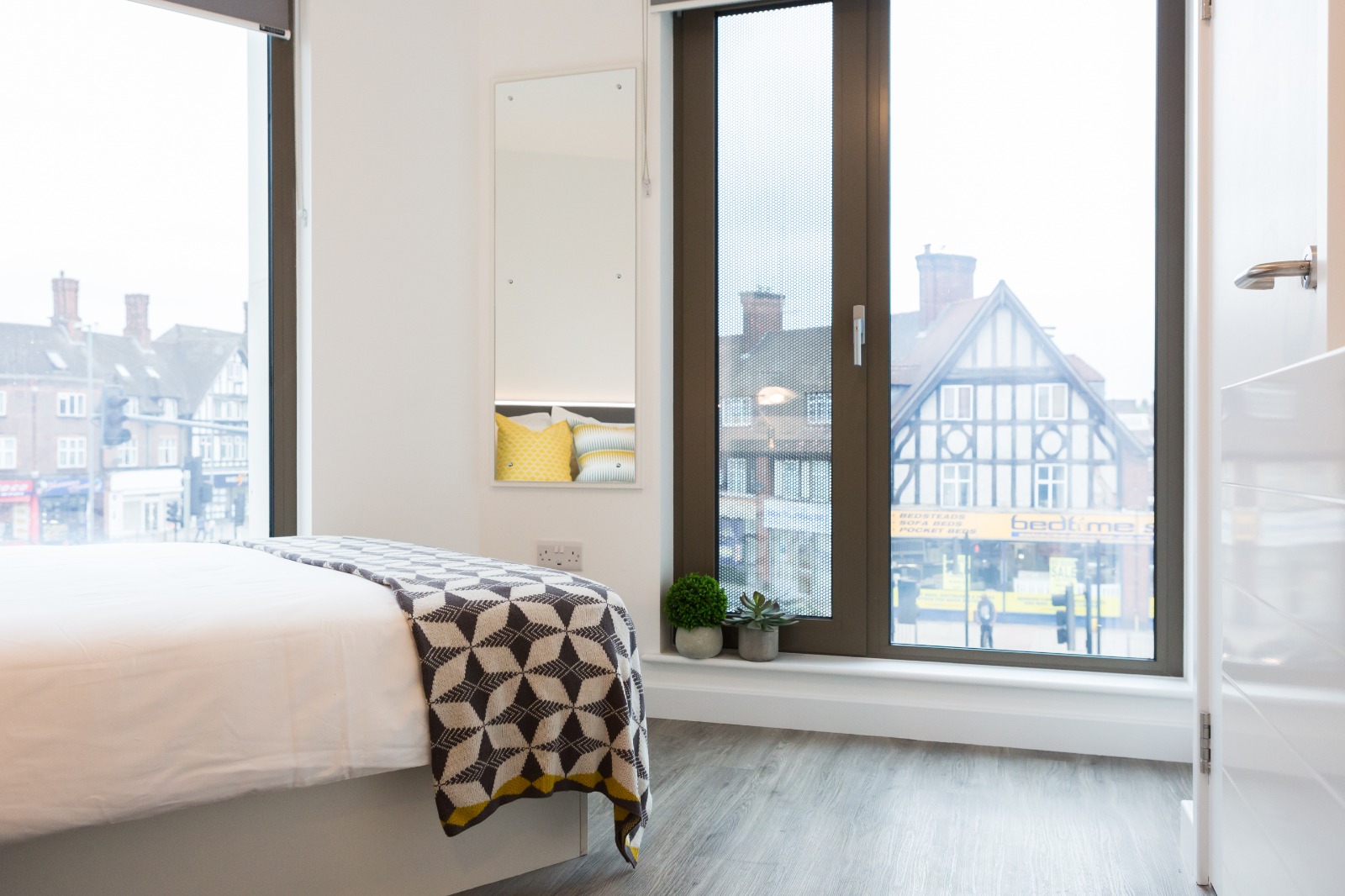  Silver Studio Mid Level Premium View  -  Londonist Chapter White City - Flexible Tenancies  - Gallery -  8