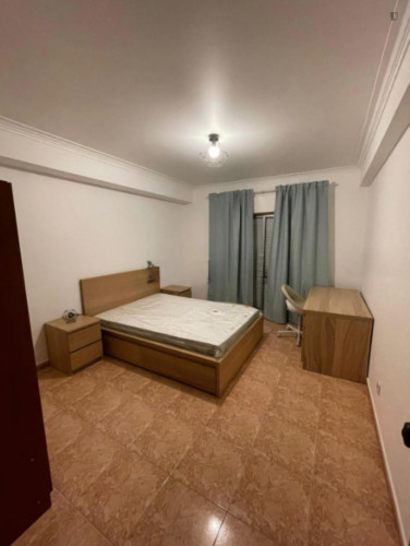 Cool double bedroom next to Escola Superior de Desporto 