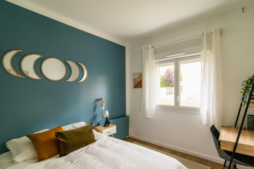 Nicely decorated 11m² bedroom in Grenoble -G004