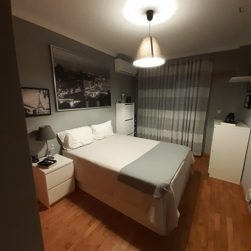 Very appealing double bedroom in a 3-bedroom flat, in Casal de Cambra