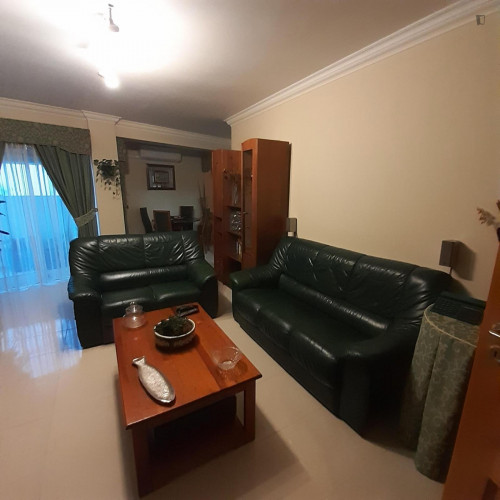 Very appealing double bedroom in a 3-bedroom flat, in Casal de Cambra - Gallery - 6