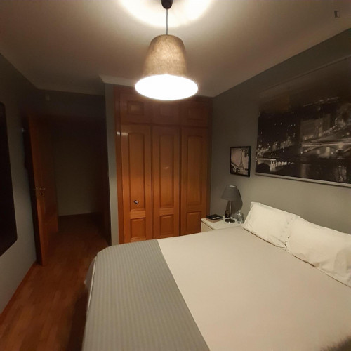 Very appealing double bedroom in a 3-bedroom flat, in Casal de Cambra
