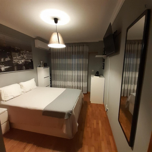 Very appealing double bedroom in a 3-bedroom flat, in Casal de Cambra