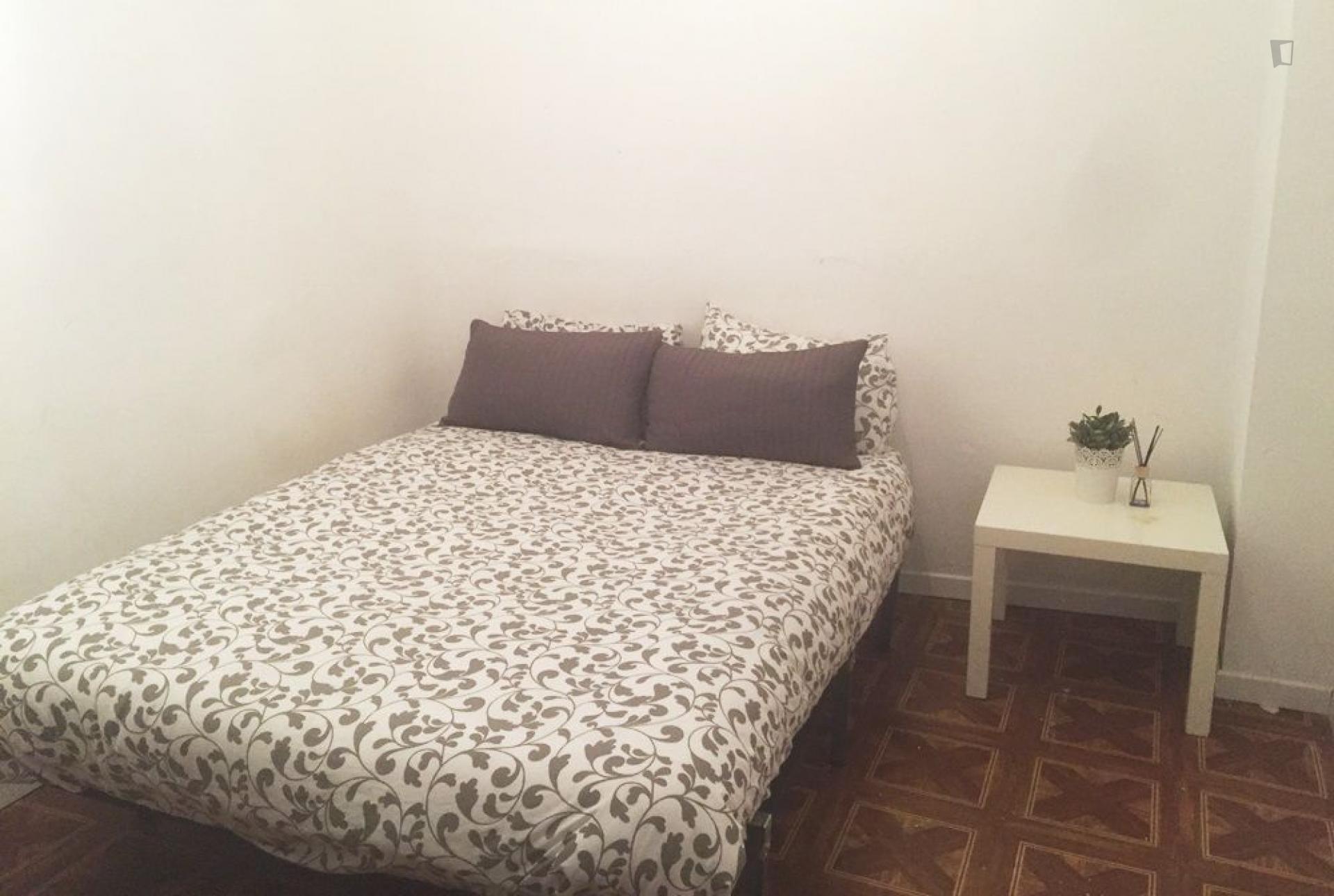 Double bedroom in welcoming 11-bedroom apartment in Opera