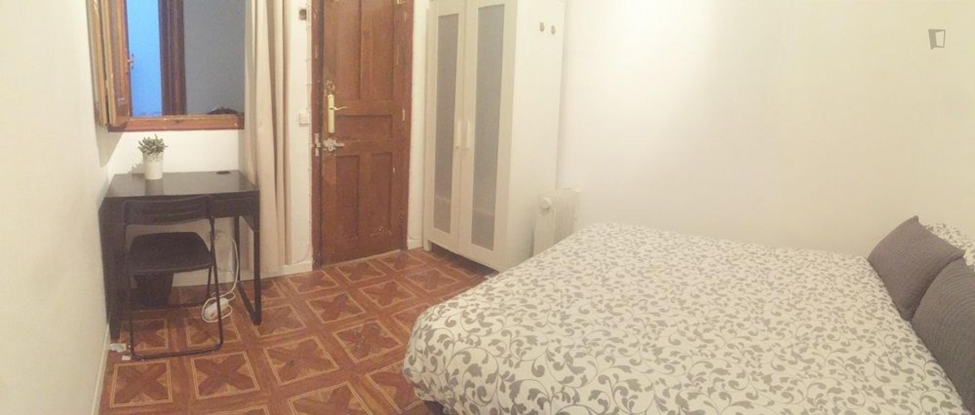 Double bedroom in welcoming 11-bedroom apartment in Opera