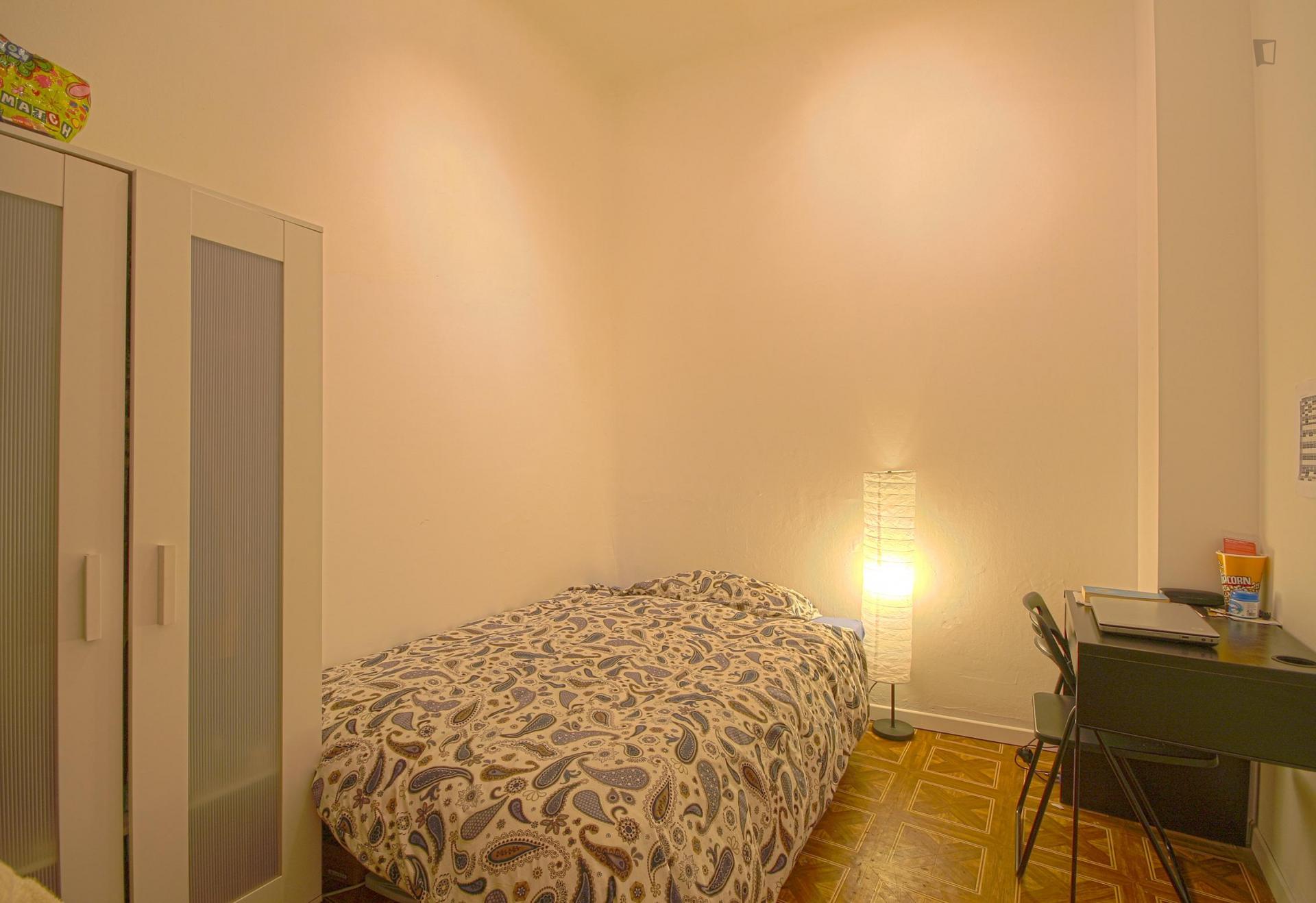 Single bedroom in 11-bedroom apartment in Opera