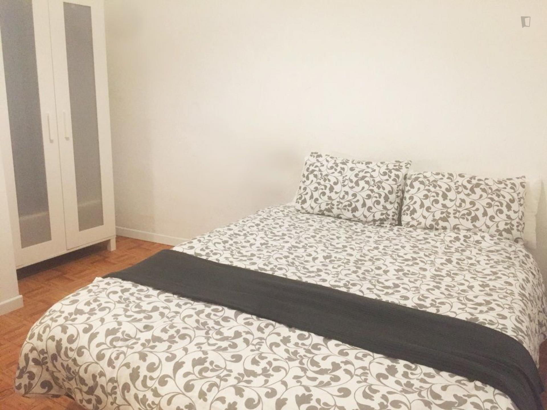 Double bedroom in 11-bedroom apartment in beautiful Opera