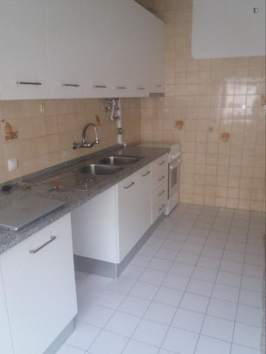 Pleasant twin bedroom with a balcony, in Queluz