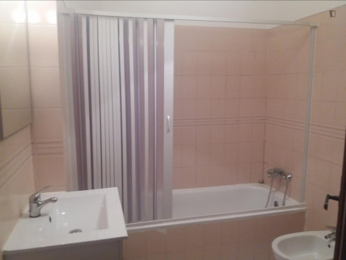 Pleasant twin bedroom with a balcony, in Queluz - Gallery - 6