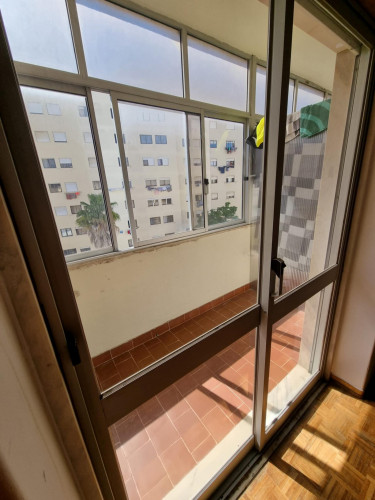 Pleasant twin bedroom with a balcony, in Queluz