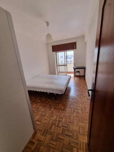 Pleasant twin bedroom with a balcony, in Queluz