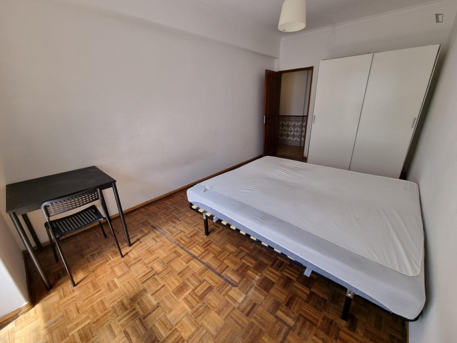 Pleasant Twin Bedroom With A Balcony, In Queluz - 1