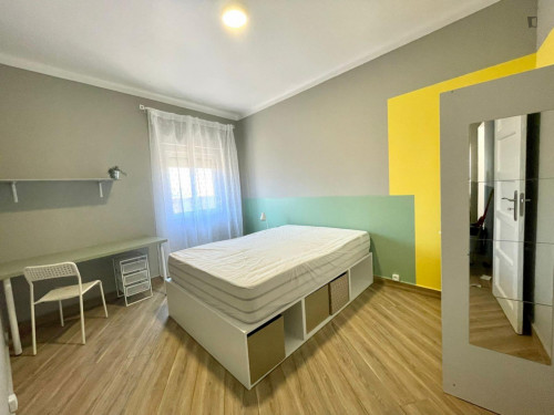Comfortable double bedroom in a 4-bedroom apartment near Instituto Politécnico de Santarém
