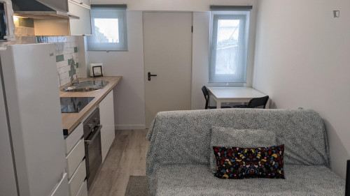Homely 1-bedroom little house in Amadora