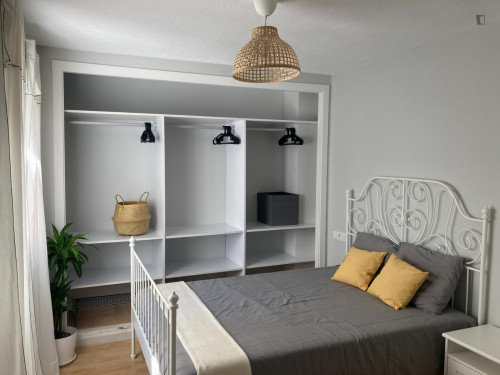 Spacious bedroom with double bed in a 4-bedroom flat, in Mercado