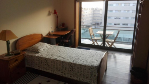 Cosy Single Bedroom with a balcony in a 3-bedroom apartment close to Universidade do Minho