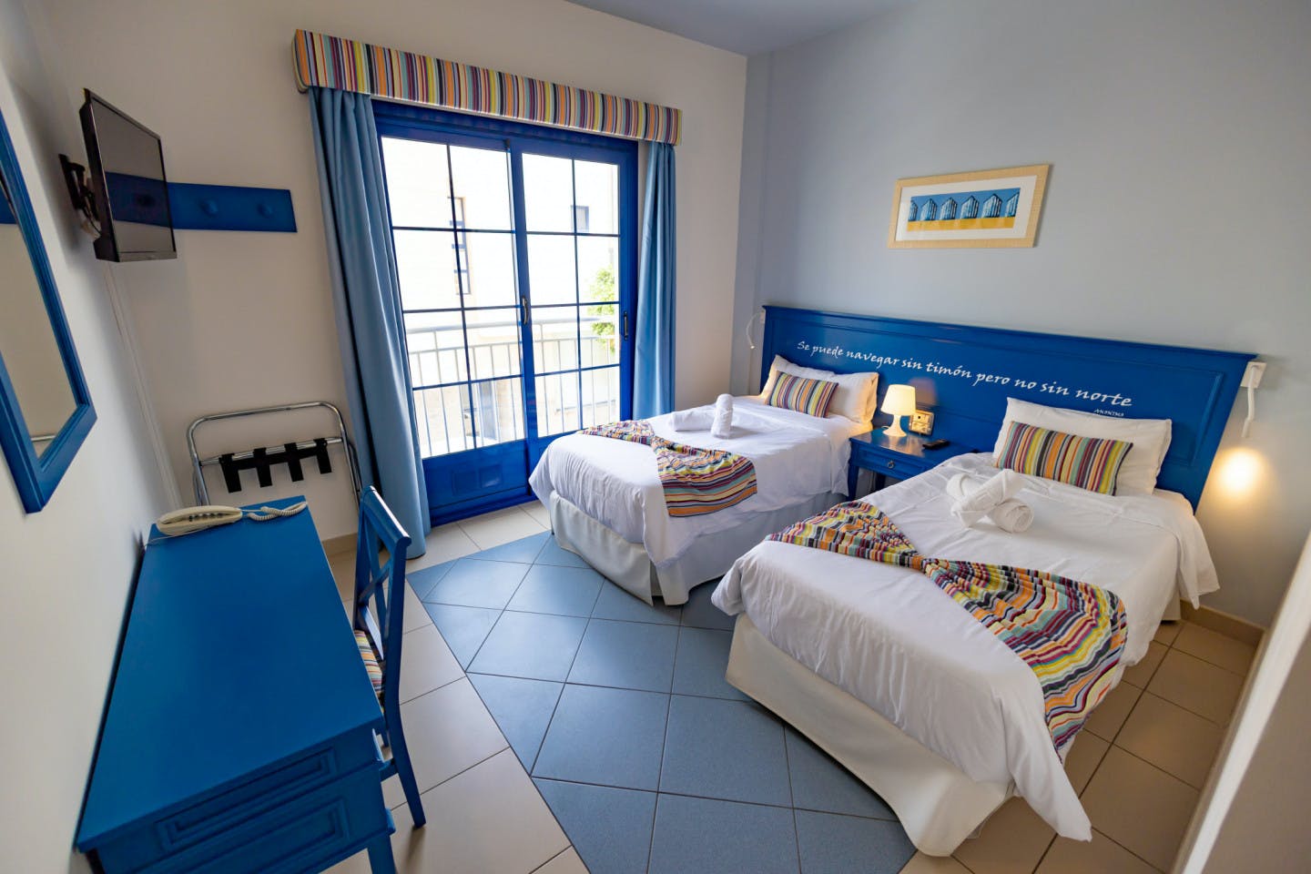Double Twin Room - Vibrant Coliving Experience with Stunning Views in Agaete Valley Residence - Gallery - 1