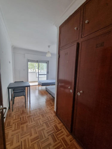 Sunny twin bedroom in Cacém