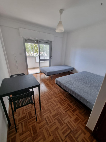 Sunny twin bedroom in Cacém