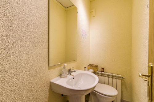 Welcoming double bedroom in proximity of Museo de Cera - Gallery - 3