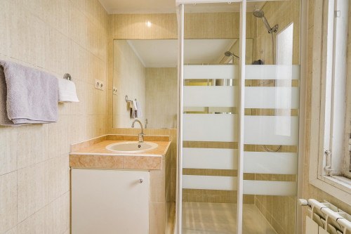 Welcoming double bedroom in proximity of Museo de Cera - Gallery - 5