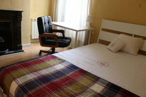 Welcoming double bedroom in proximity of Museo de Cera - Gallery - 11