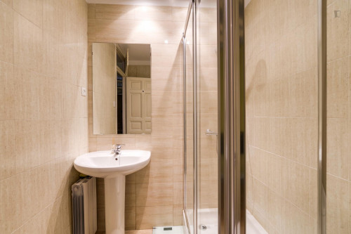 Welcoming double bedroom in proximity of Museo de Cera - Gallery - 8