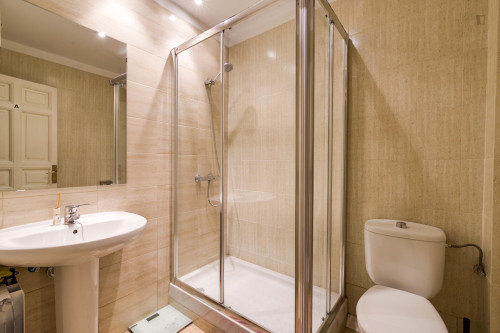 Welcoming double bedroom in proximity of Museo de Cera - Gallery - 7