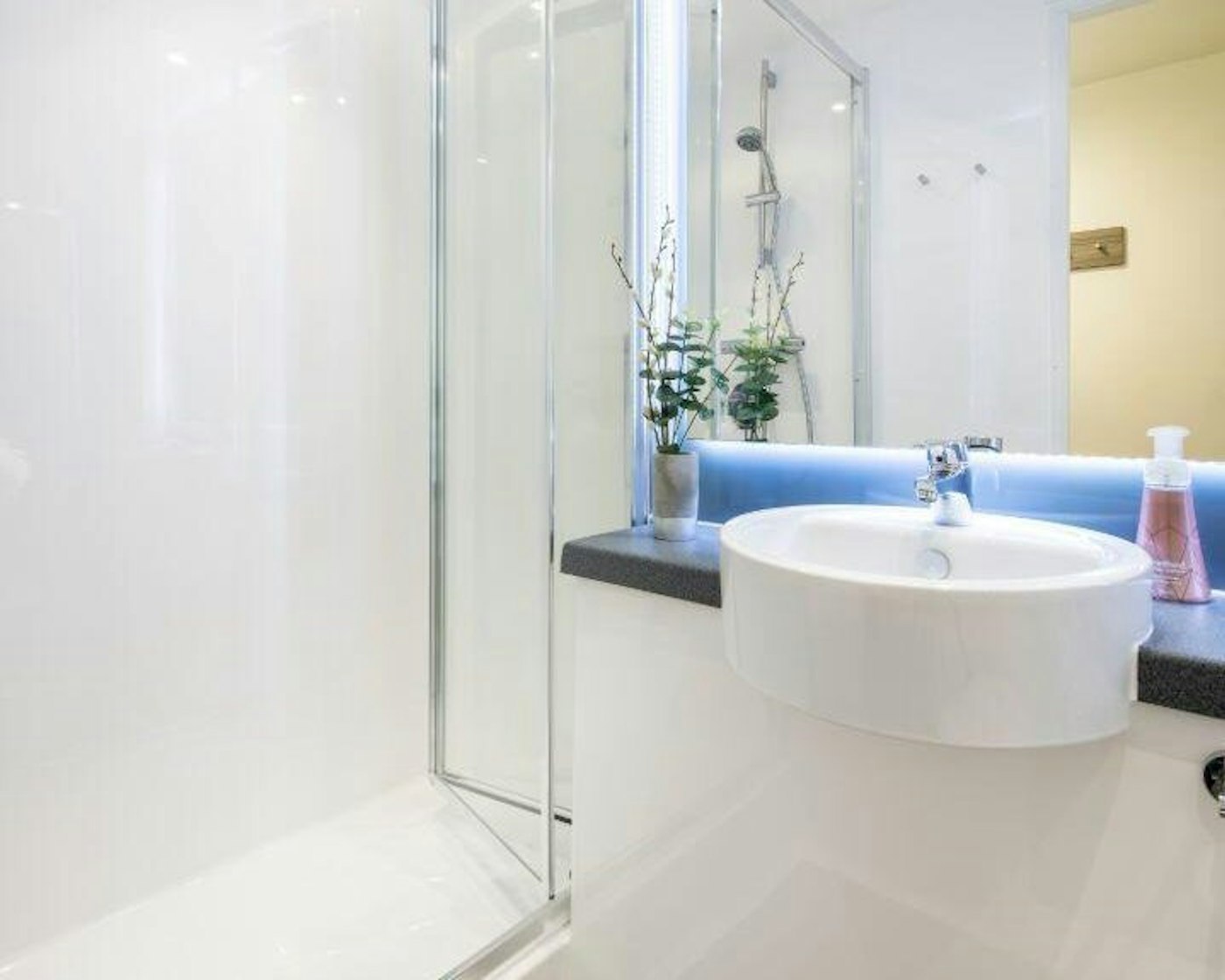 En-Suite Platinum  -  Hollis Croft Roost  - Gallery -  5