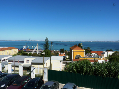 Room with a double bed in a 3-bedroom apartment in Santa Apolónia - Gallery - 8