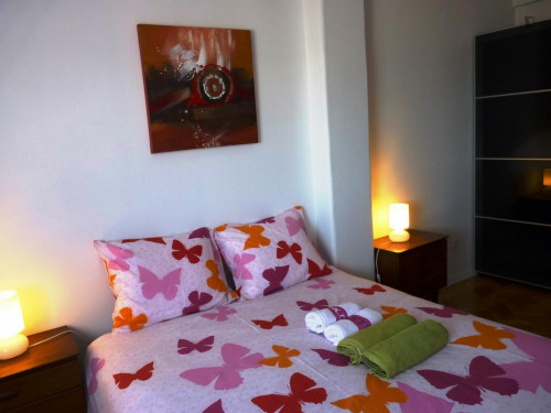 Room with a double bed in a 3-bedroom apartment in Santa Apolónia - Gallery - 6