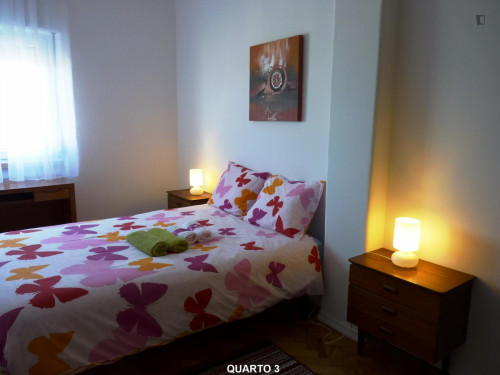 Room with a double bed in a 3-bedroom apartment in Santa Apolónia