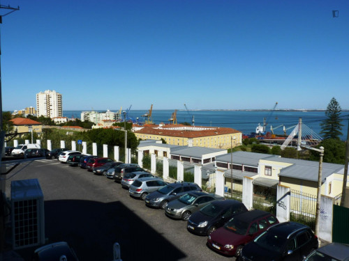 Room with a double bed in a 3-bedroom apartment in Santa Apolónia - Gallery - 7