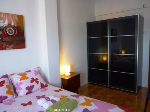 Room with a double bed in a 3-bedroom apartment in Santa Apolónia