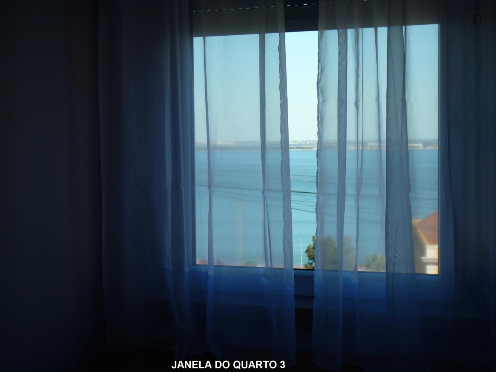 Room With A Double Bed In A 3-Bedroom Apartment In Santa Apolónia - 1