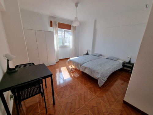 Spacious twin bedroom near the Algueirao-Mem Martins train station