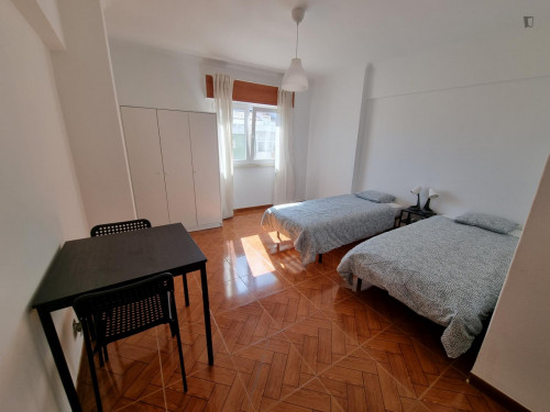 Spacious twin bedroom near the Algueirao-Mem Martins train station
